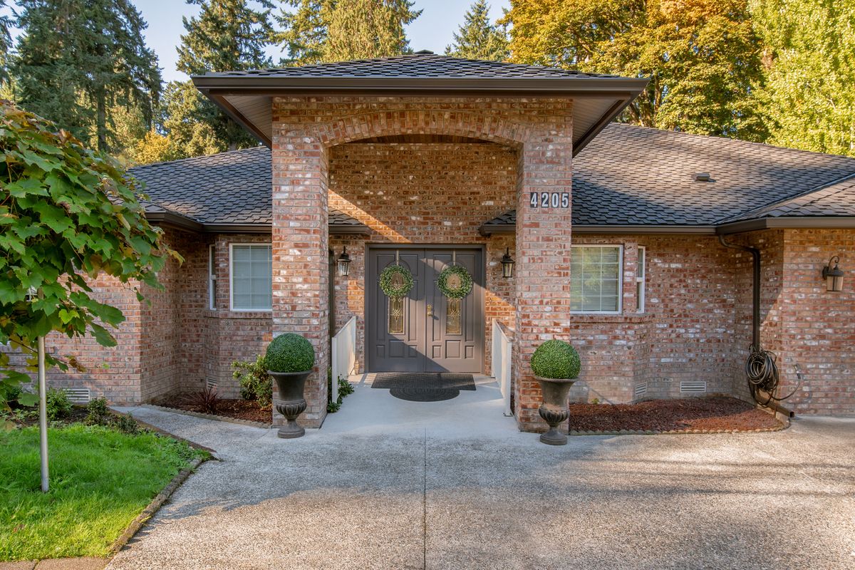 Ideal Care Homes Bellevue — outdoor space